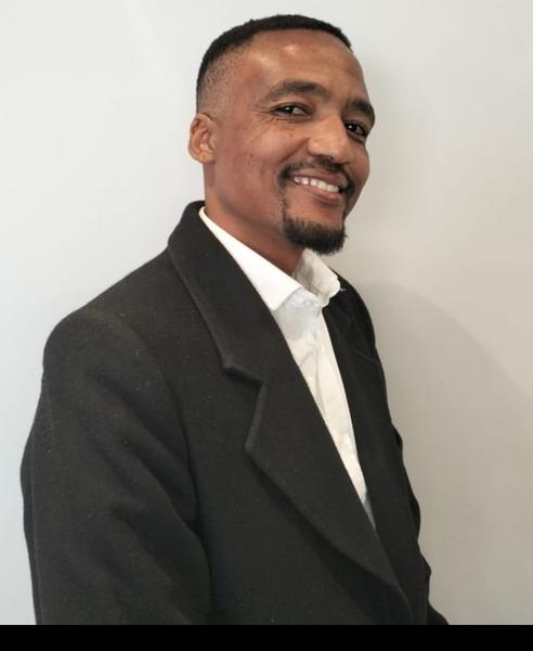 Tumi Semakane, estate agent